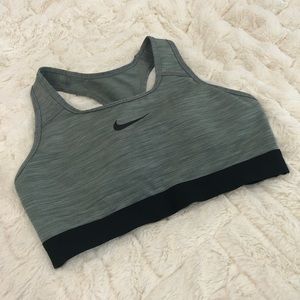 Gently worn Nike Small thin band removable padding racer back sports bra